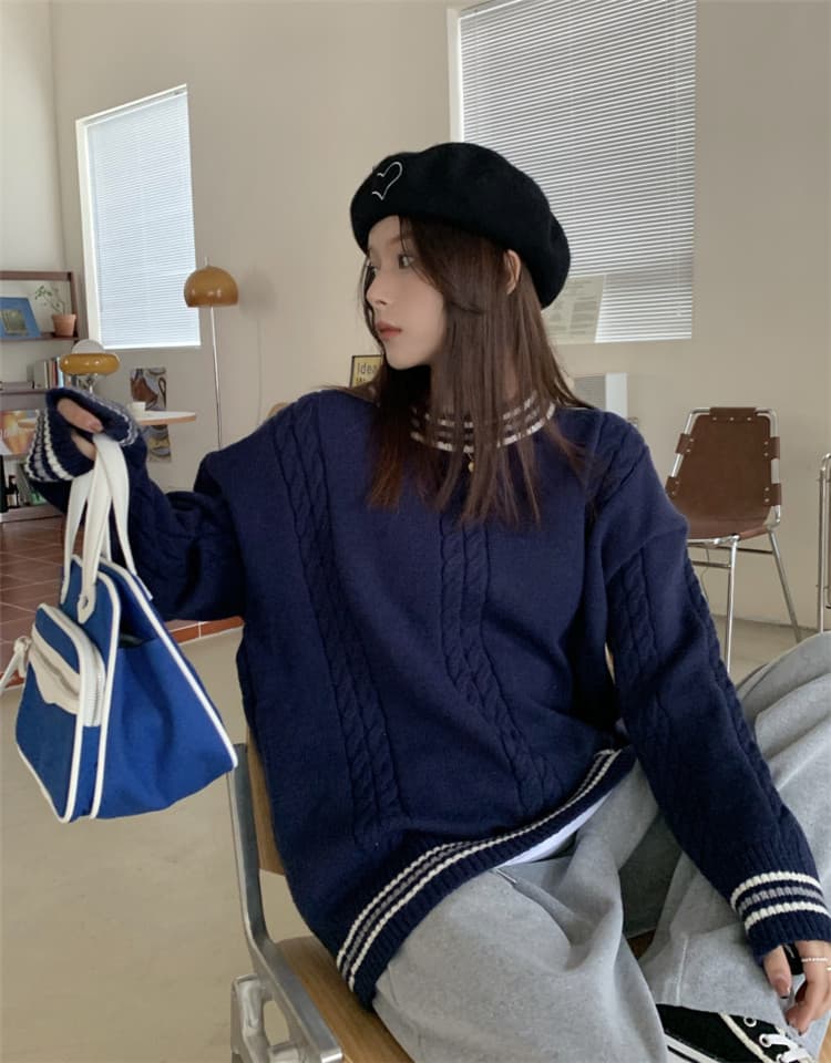 ネイビーコーデ 秋冬ケーブル編みゆったりニットセータートップス