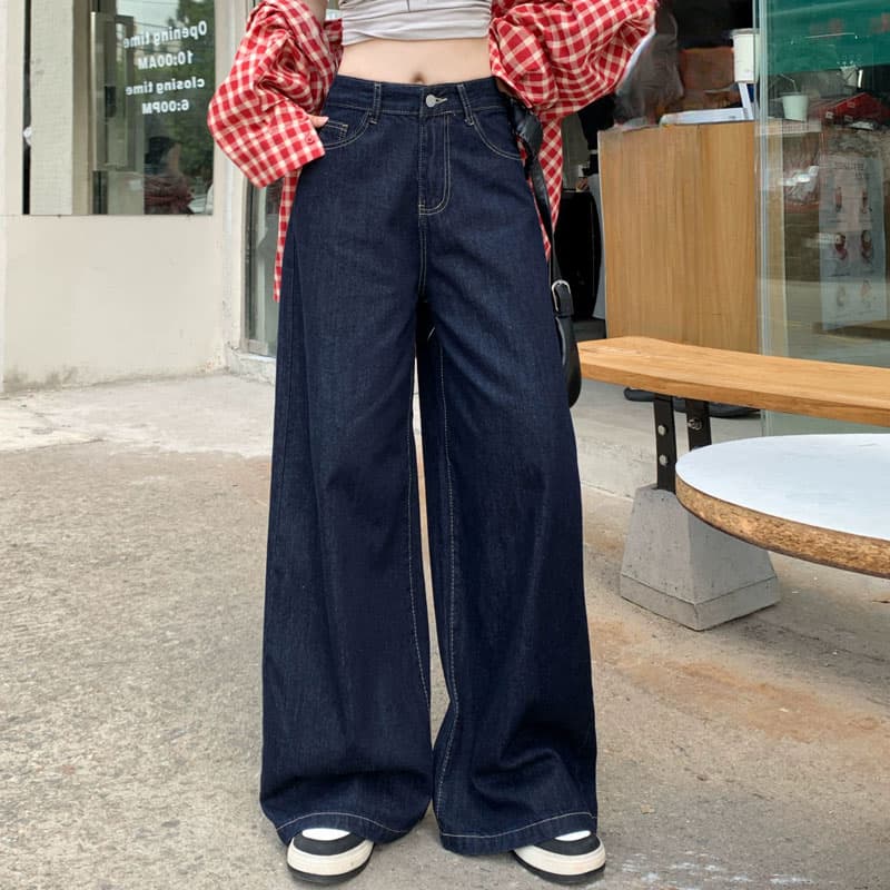 ネイビーコーデ ゆったりワイドデニムパンツ
