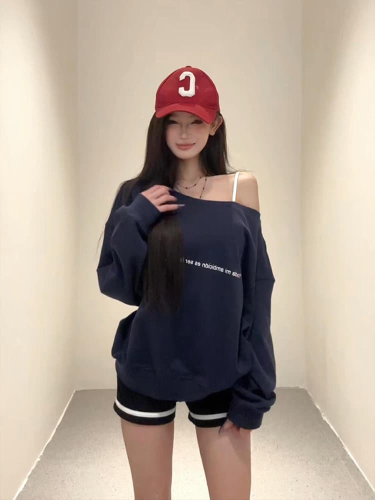 ネイビーコーデ オフショルダー ゆったりスウェット