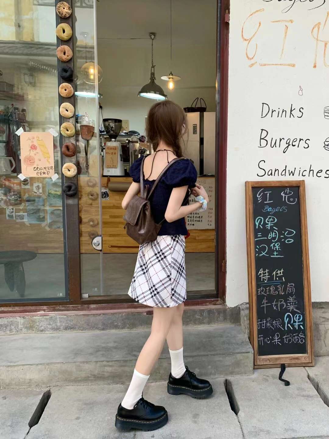 ネイビーコーデ フリル付きリボンブラウス