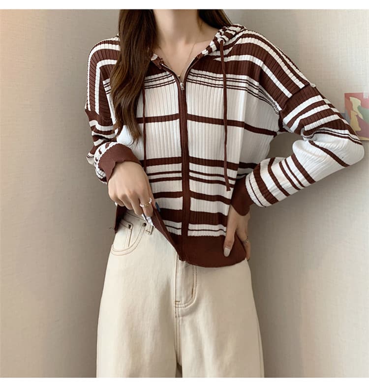 ネイビーコーデ 女性らしい縞模様フード付きニットカーディガントップス