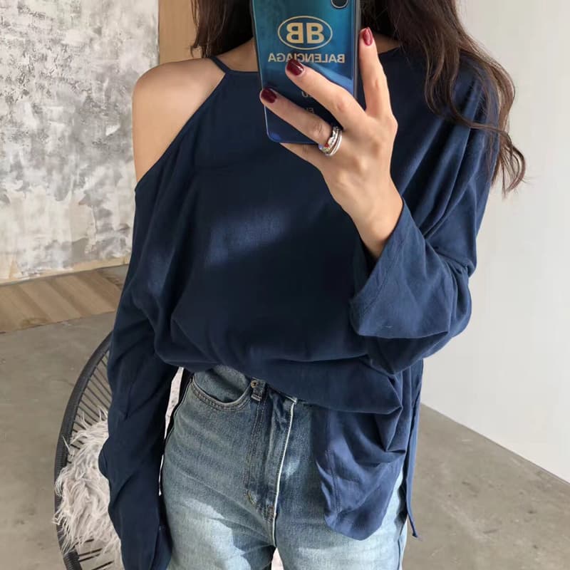 ネイビーコーデ 肩開きゆったりトップス