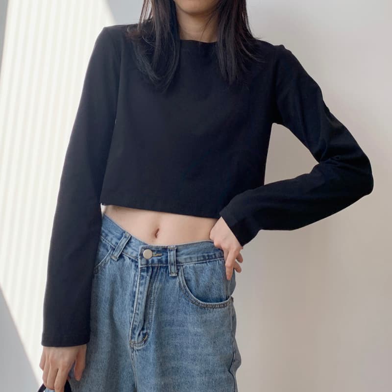 ネイビーコーデ シンプルクロップド丈長袖カットソー