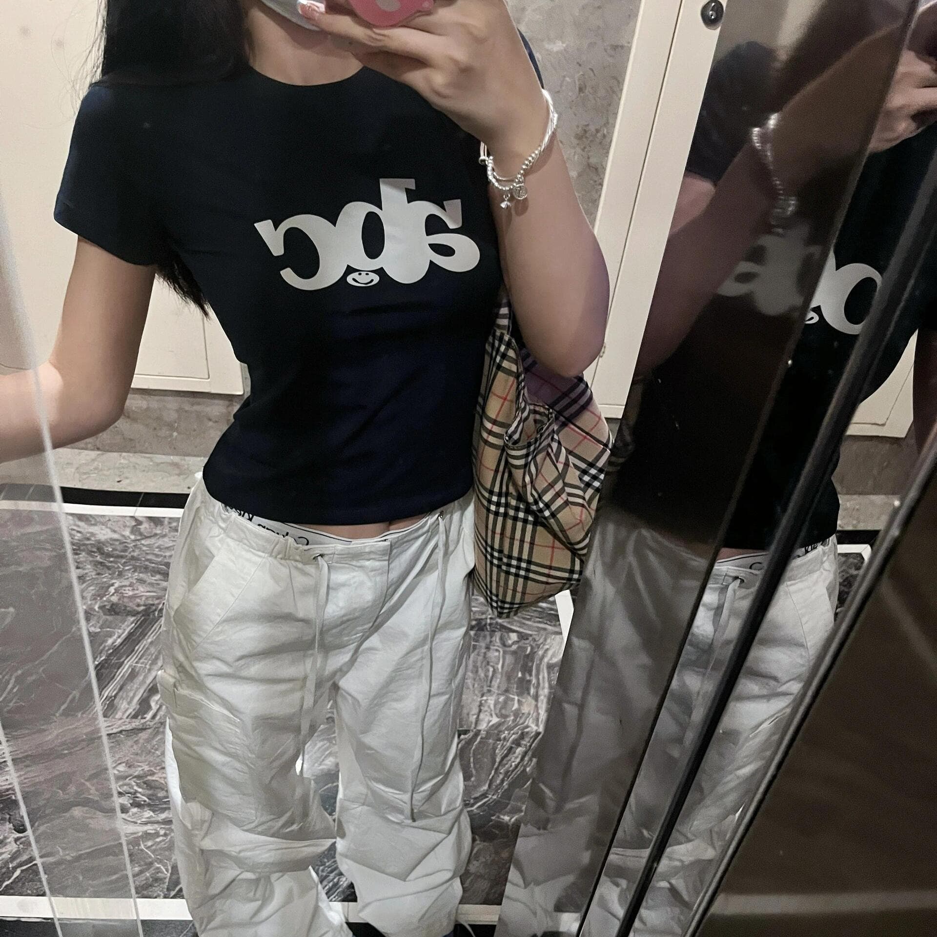ネイビーコーデ 着るだけで、ちょっとカッコいい。ネイビーロゴTシャツ
