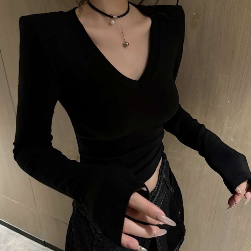 ネイビーコーデ ウェーブスリーブ 深めとろみトップス