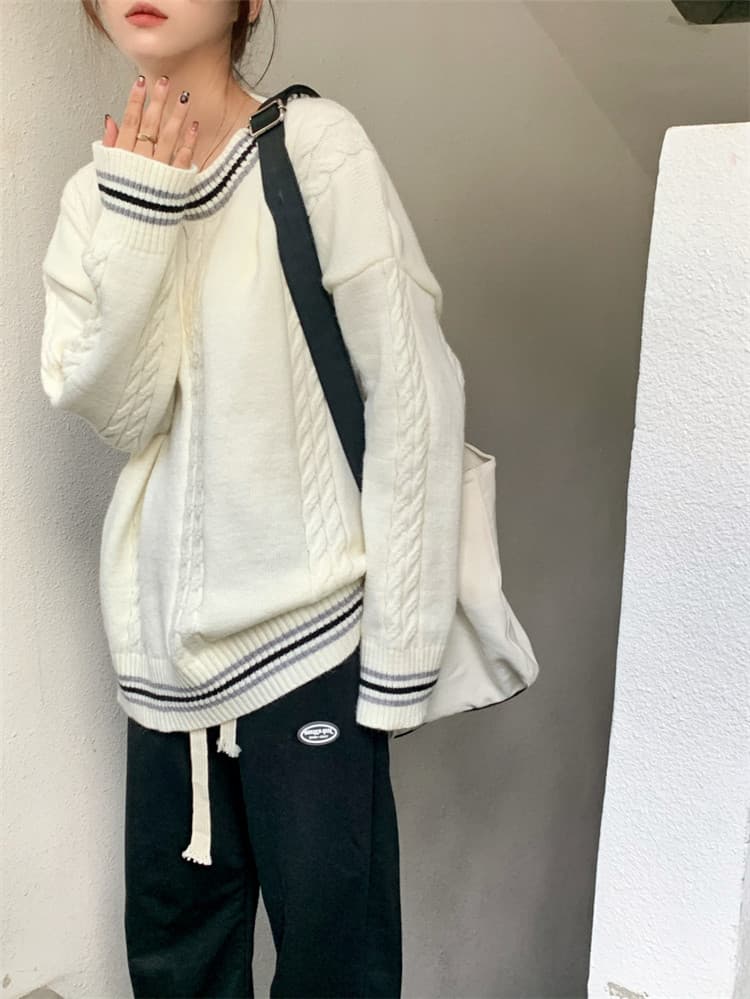 ネイビーコーデ 秋冬ケーブル編みゆったりニットセータートップス