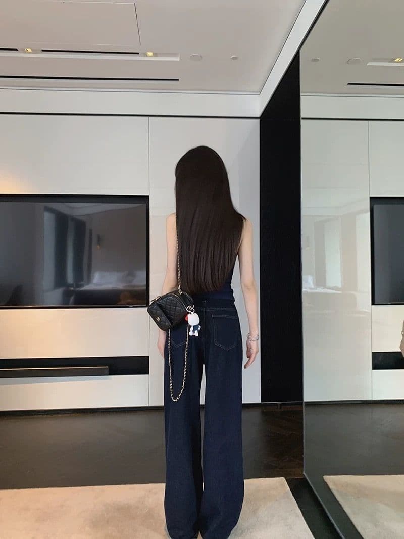 ネイビーコーデ ゆったりワイドデニムパンツ