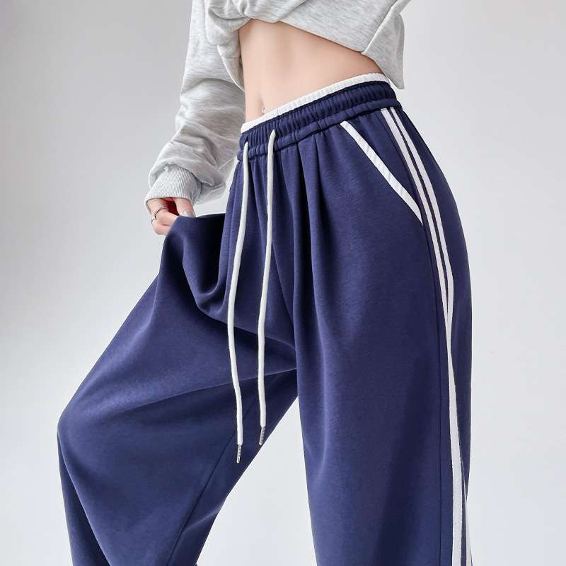 ネイビーコーデ ゆったりストライプスポーティーパンツ