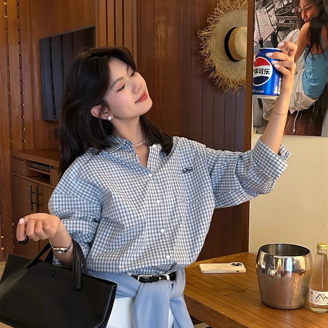 ネイビーコーデ シンプルギンガムチェック柄シャツ