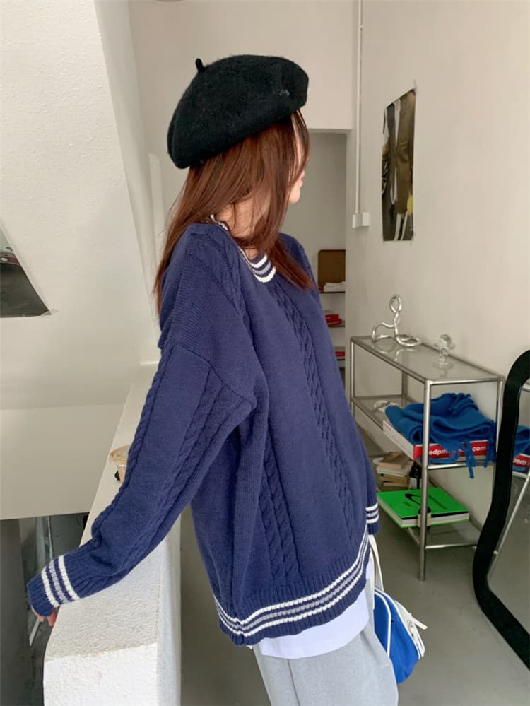 ネイビーコーデ 秋冬ケーブル編みゆったりニットセータートップス