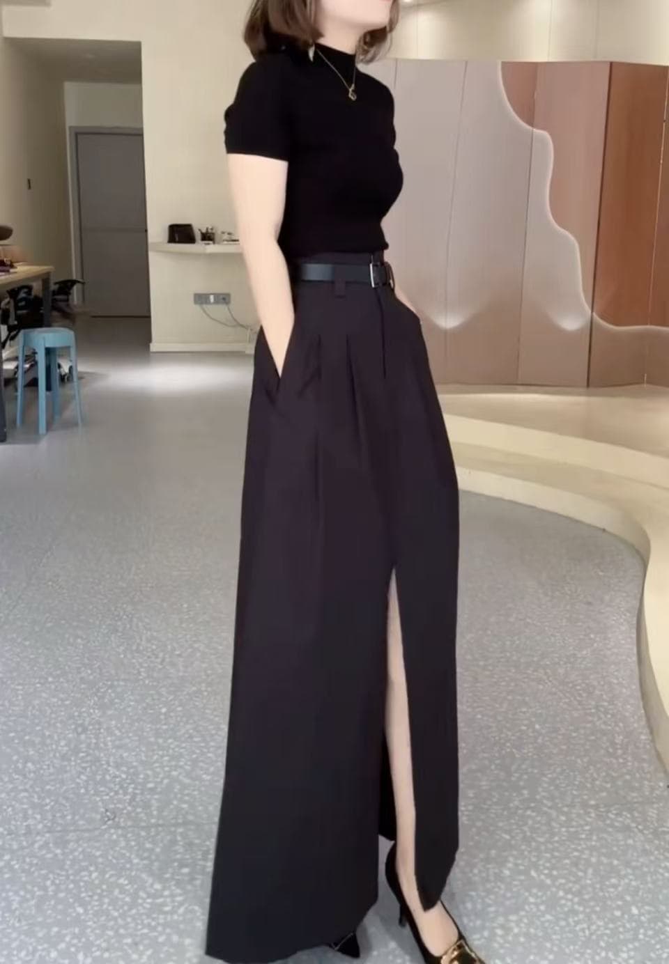 ネイビーコーデ ハイネックトップス＆ロングワイドパンツ