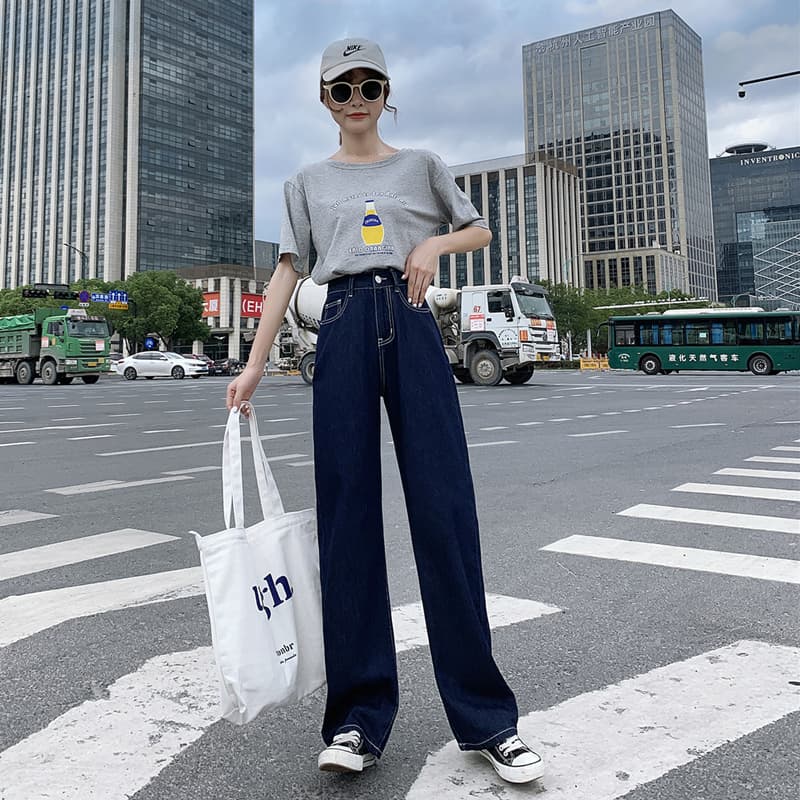 ネイビーコーデ ゆったりストレートデニムパンツ