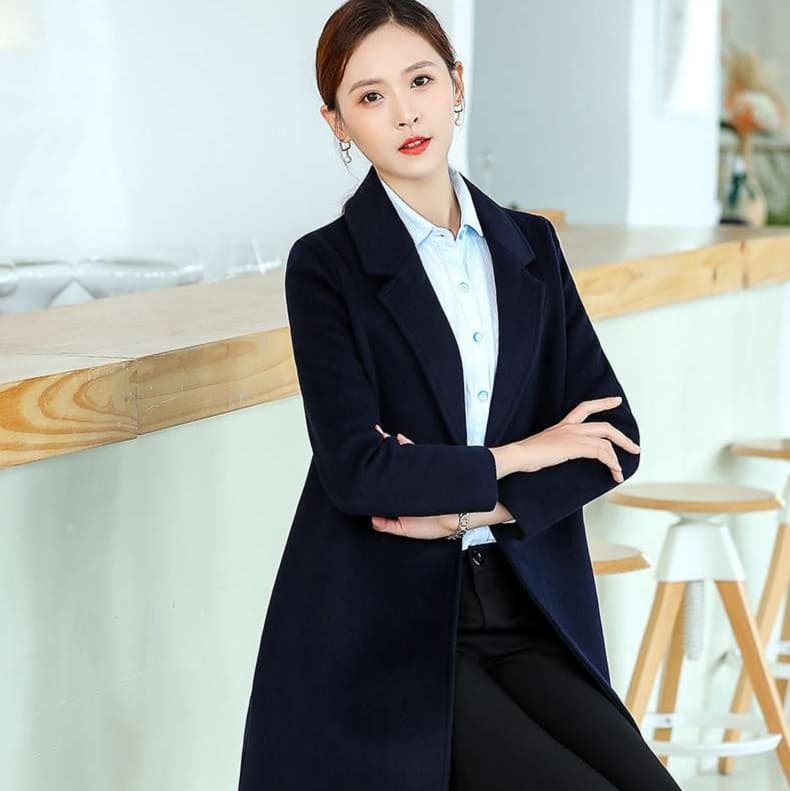 ネイビーコーデ 上質ウール仕立てのロング丈チェスターコート