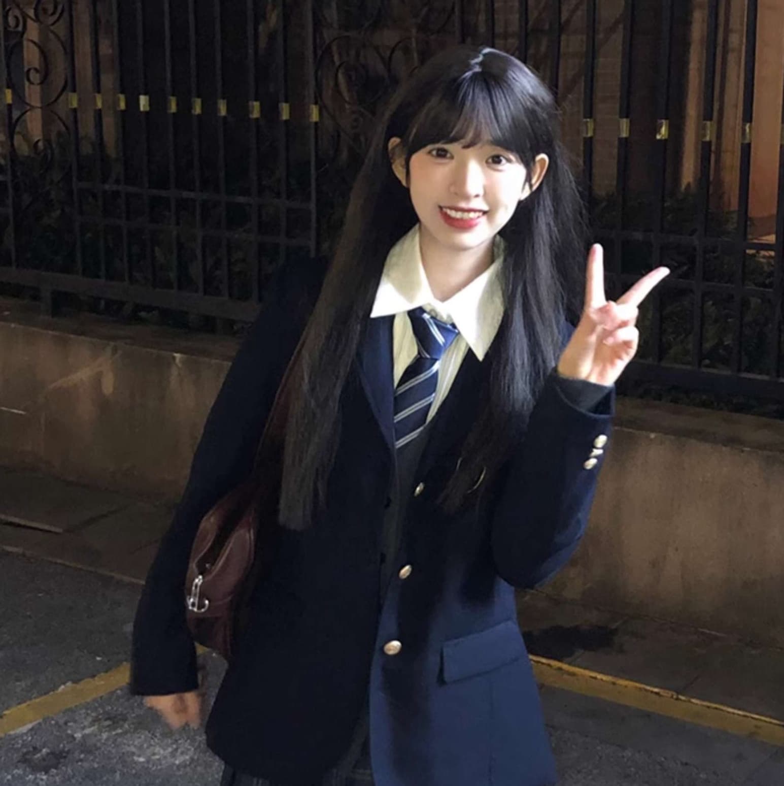 ネイビーコーデ テーマパークで視線を独り占め！特別な一日を彩る制服コス紺ブレ