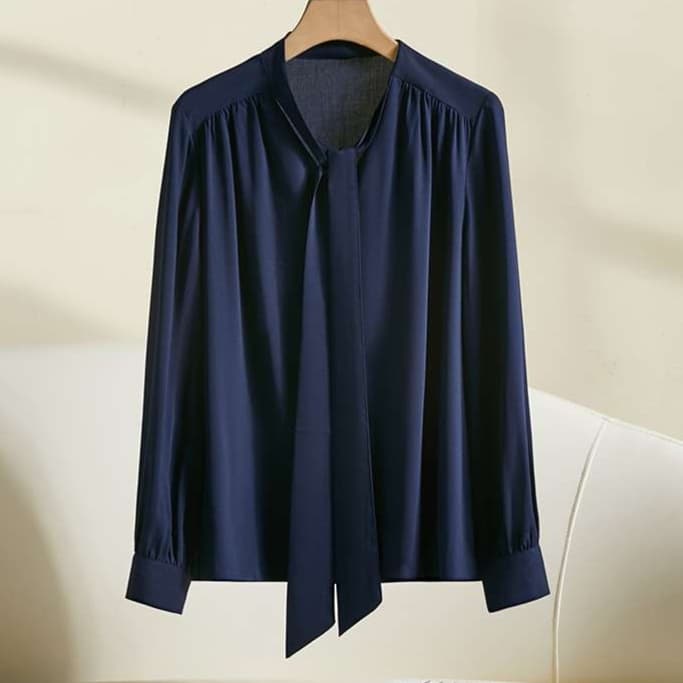 ネイビーコーデ 優雅な襟元タイ付きブラウス