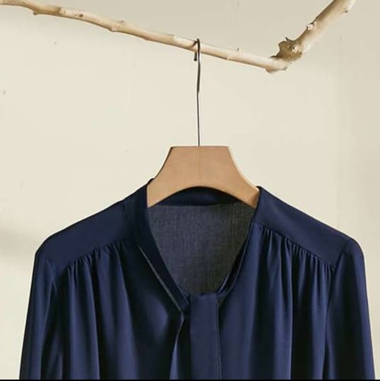 ネイビーコーデ 優雅な襟元タイ付きブラウス