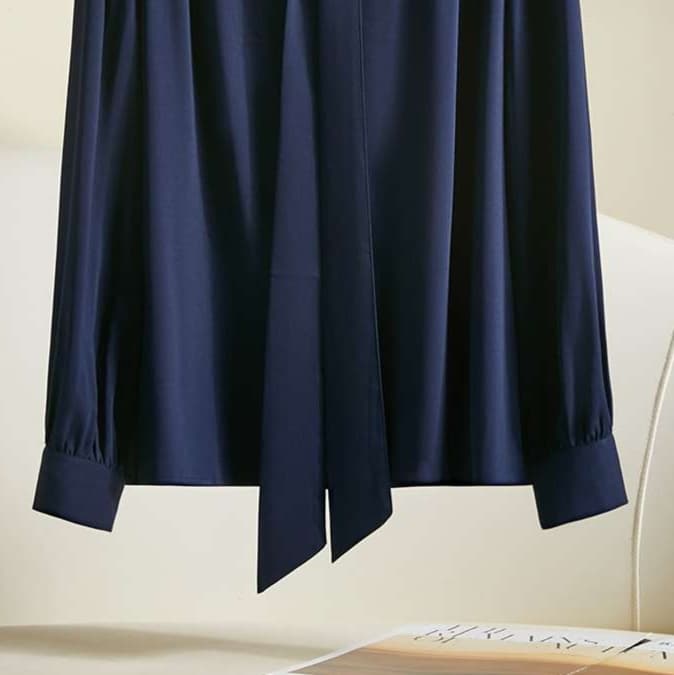 ネイビーコーデ 優雅な襟元タイ付きブラウス