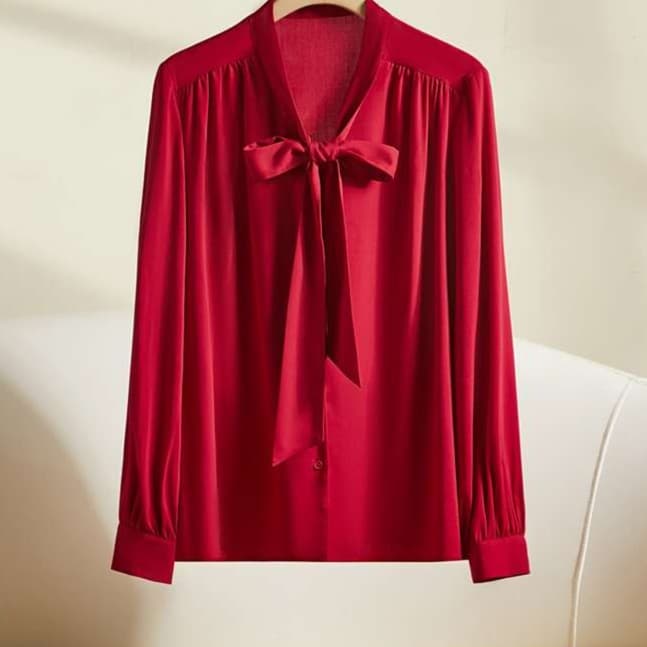 ネイビーコーデ 優雅な襟元タイ付きブラウス