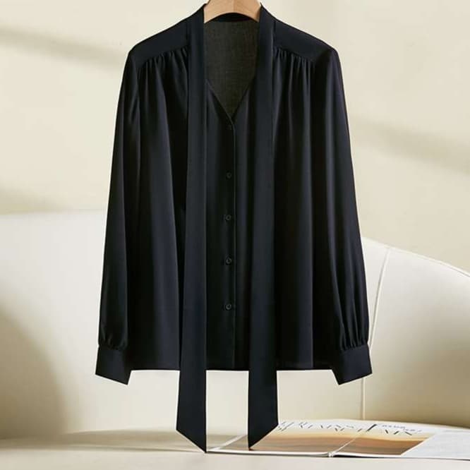 ネイビーコーデ 優雅な襟元タイ付きブラウス