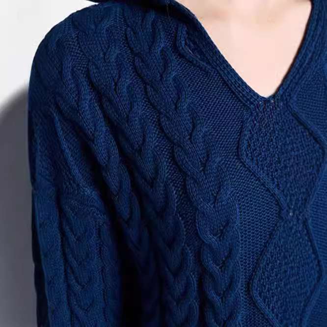 ネイビーコーデ 上質な冬の装いケーブル編みニット