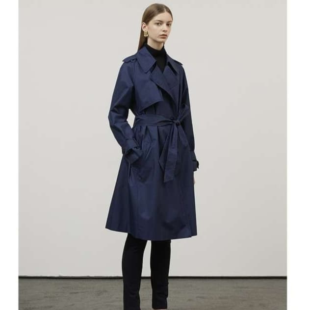 ネイビーコーデ クラシカル トレンチコート