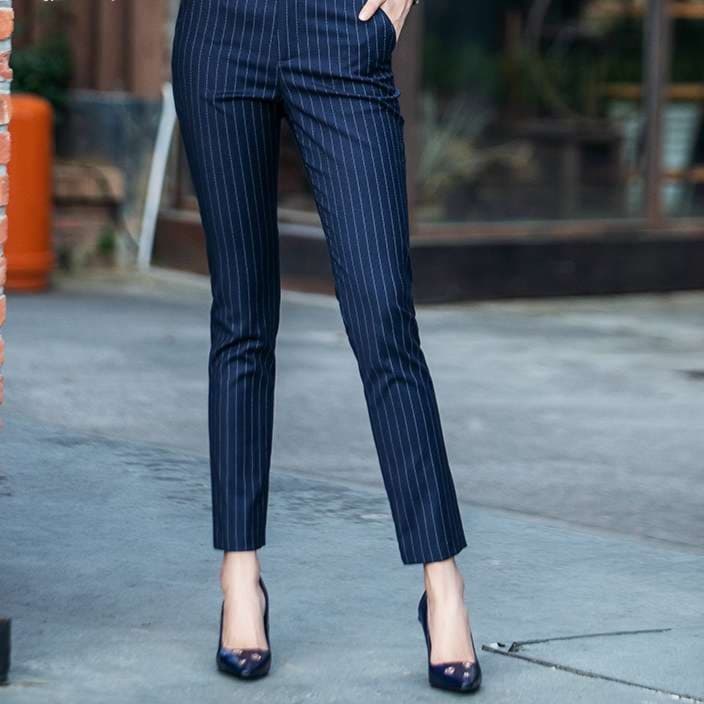 ネイビーコーデ クラシックストライプ細身パンツ