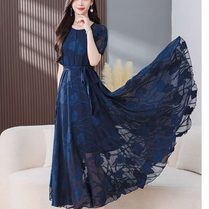 ネイビーコーデ シアー素材の花柄シルエットワンピースドレス