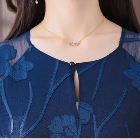 ネイビーコーデ シアー素材の花柄シルエットワンピースドレス