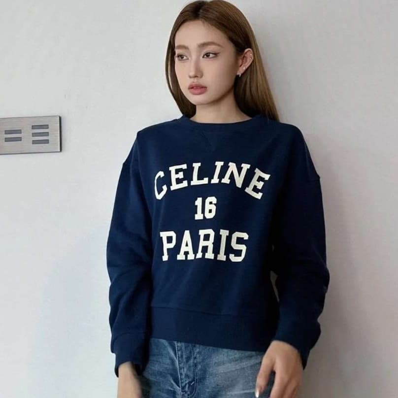 ネイビーコーデ パリモチーフ ルーズトレーナー