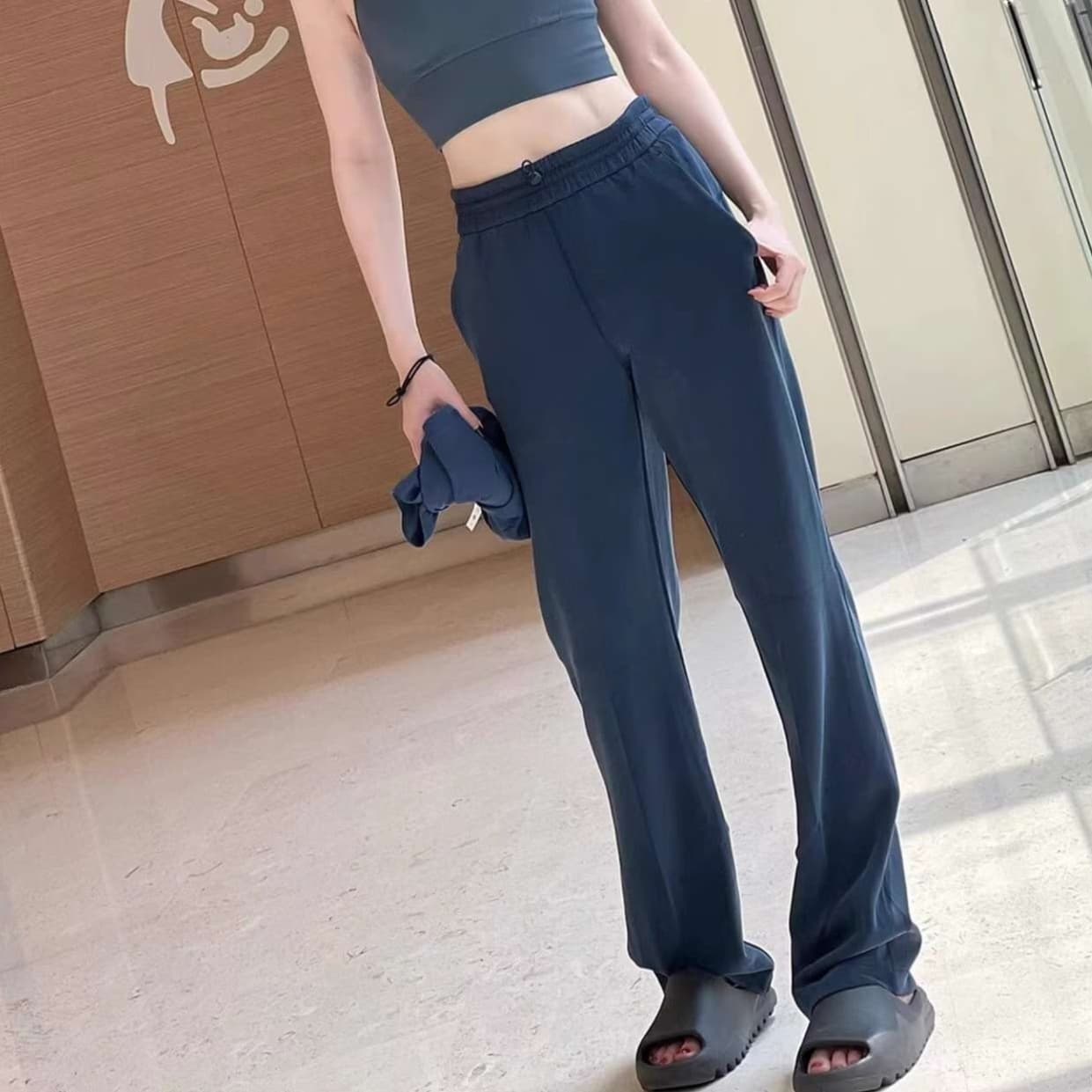 ネイビーコーデ リラックスストレートパンツ