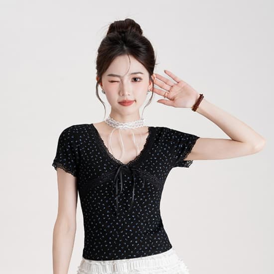 ネイビーコーデ 小花柄シフォン切替カットソー