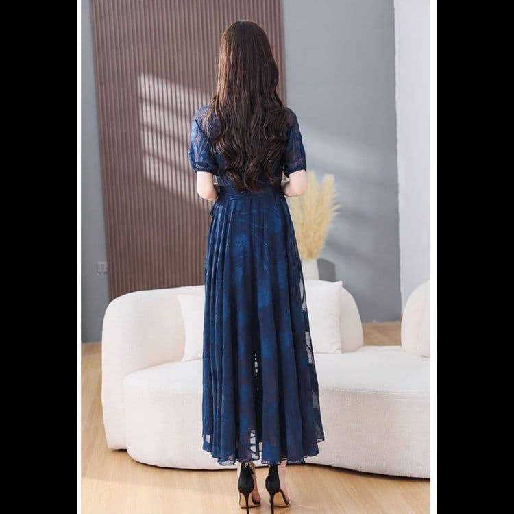 ネイビーコーデ シアー素材の花柄シルエットワンピースドレス