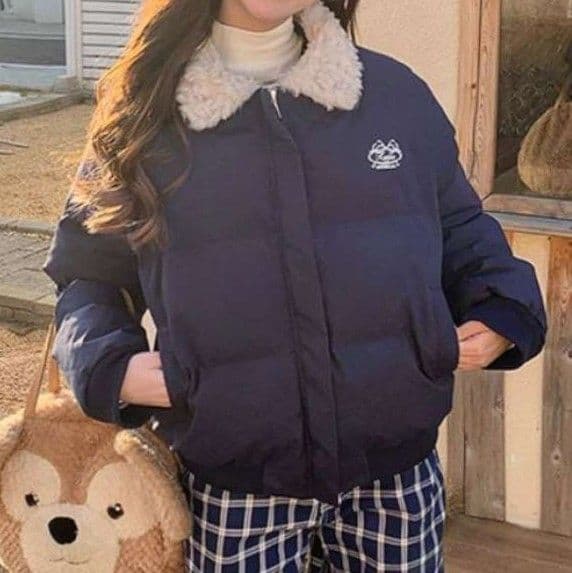 ネイビーコーデ もこもこ襟がかわいい！ネイビーショートダウンジャケット