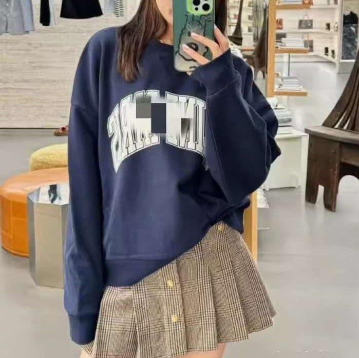 ネイビーコーデ アーチロゴトレーナー