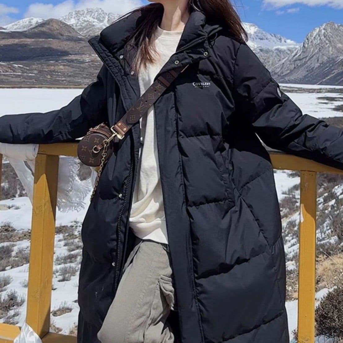 ネイビーコーデ 防寒アウトドアロングダウンコート