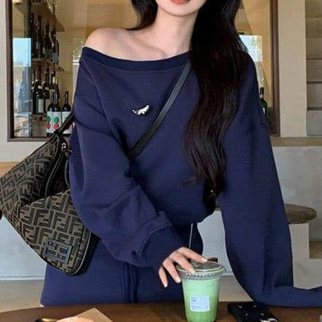 ネイビーコーデ韓国オンニ風◎大人の抜け感ネイビーオフショルスウェット