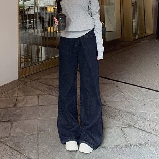 ネイビーコーデ ゆったりワイドデニムパンツ