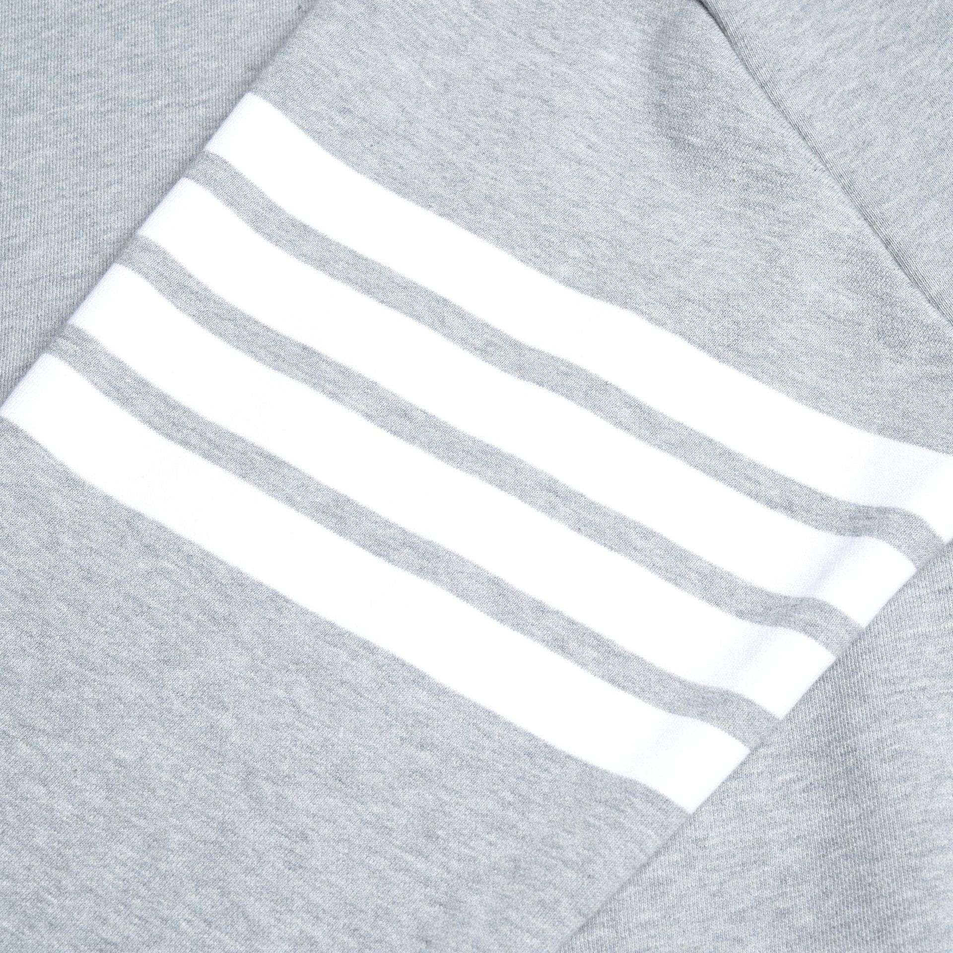 ネイビーコーデ シンプルラインスポーティートレーナー