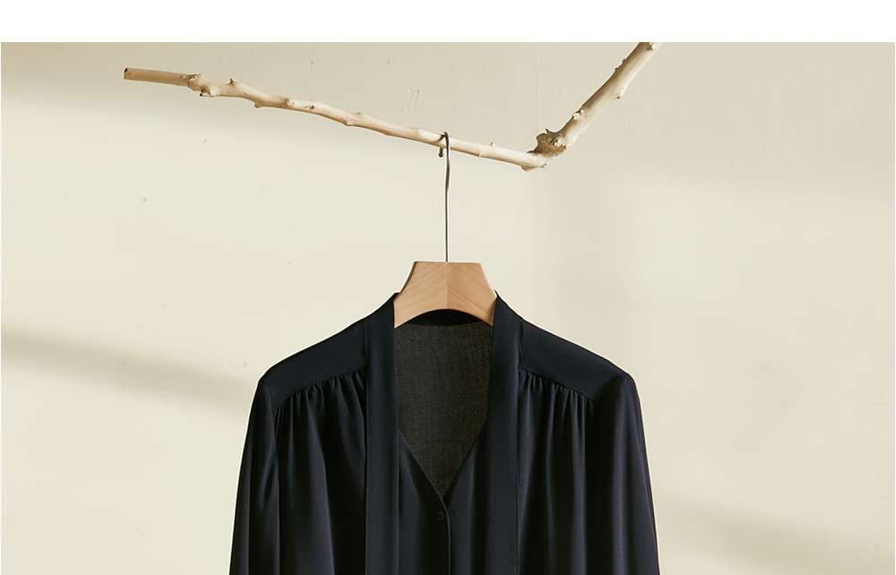 ネイビーコーデ 優雅な襟元タイ付きブラウス