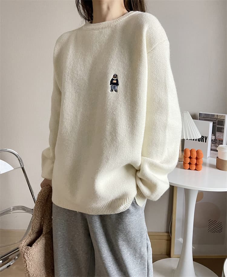 ネイビーコーデ 可愛い刺繍入りゆったり長袖ニットセータートップス