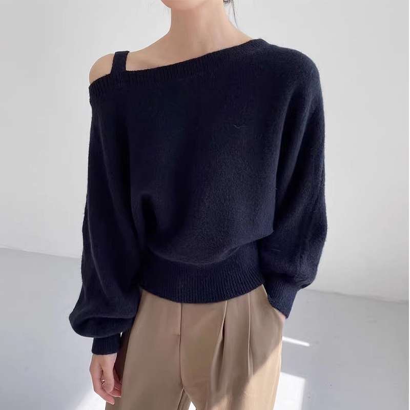 ネイビーコーデ アシンメトリー肩出し風船袖ニット