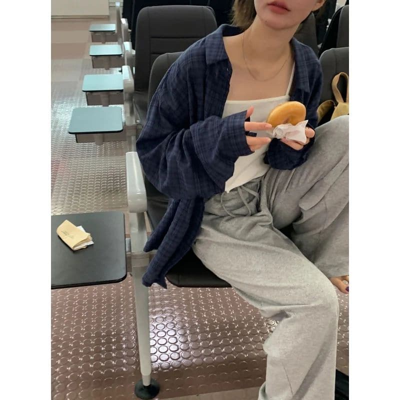ネイビーコーデ ゆったりチェック柄長袖シャツ