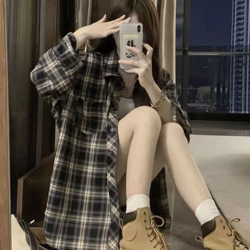 ネイビーコーデ ゆったりチェック柄シャツ