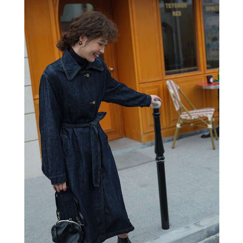 ネイビーコーデ すっきりシルエット デニム ロングコート