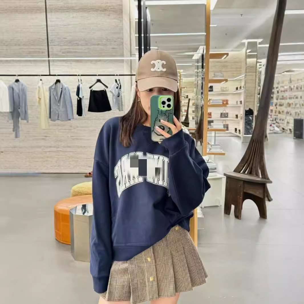 ネイビーコーデ アーチロゴトレーナー