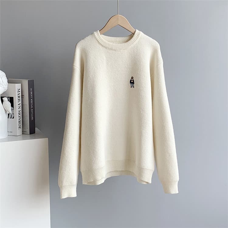 ネイビーコーデ 可愛い刺繍入りゆったり長袖ニットセータートップス