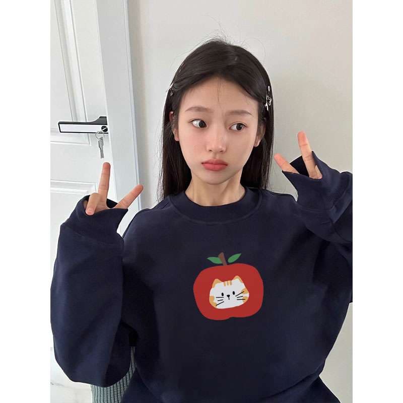 ネイビーコーデ りんごと猫の刺繍入りゆったりトップス
