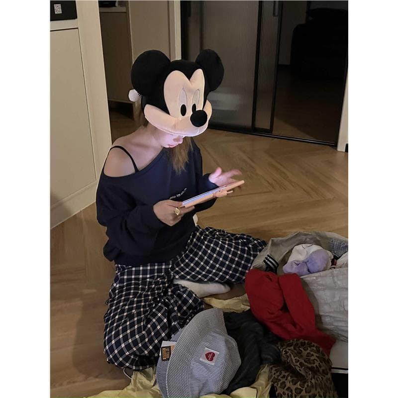 ネイビーコーデ オフショルダー風ゆるニット