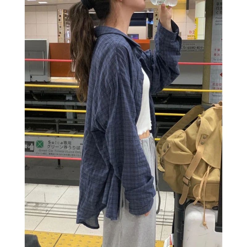 ネイビーコーデ ゆったりチェック柄長袖シャツ