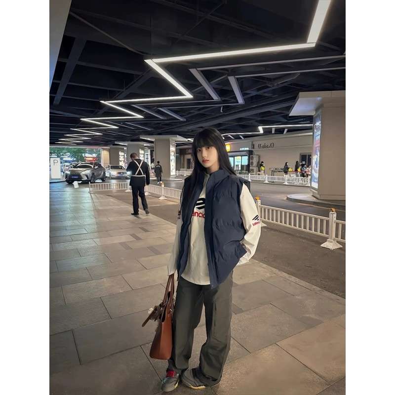 ネイビーコーデ 軽やかでおしゃれ！ネイビーカラーダウンジレ